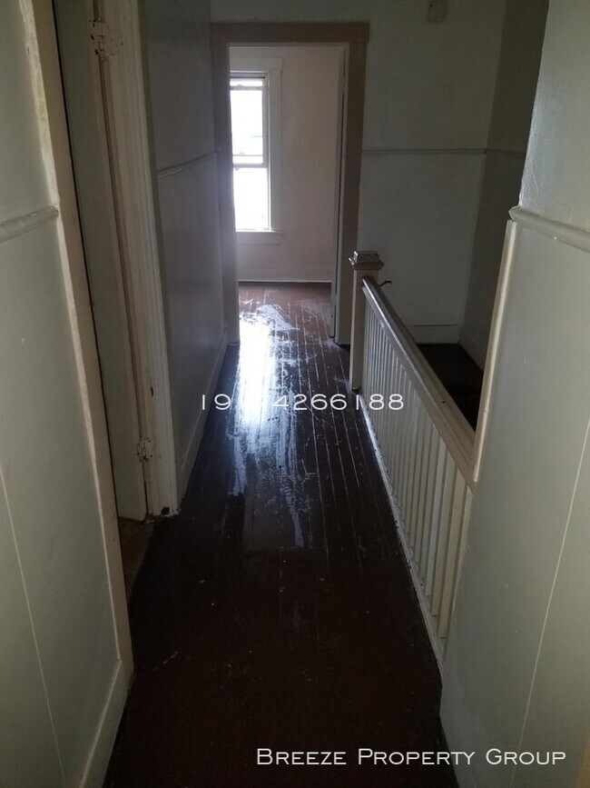 Building Photo - Nice 2 bed 2 bath with off-street parking