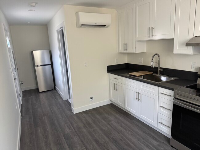 Foto del edificio - 1006 W 131st St