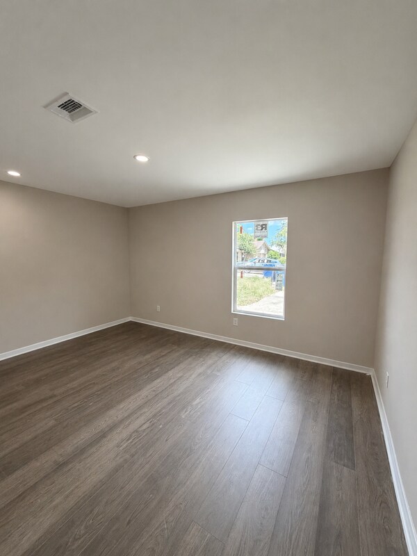 Building Photo - 505 Riverside Dr