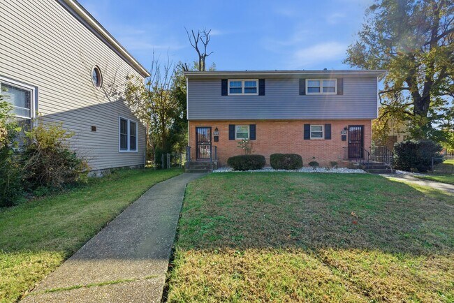 Building Photo - Charming 2-Bedroom Home with Hardwood Floors in North Highland Park