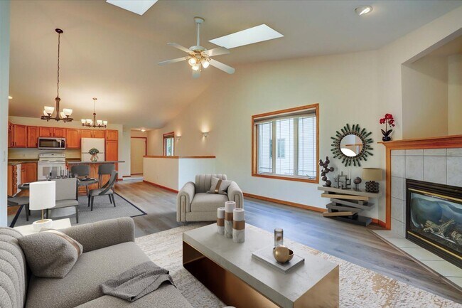 Building Photo - 117 Llanos St