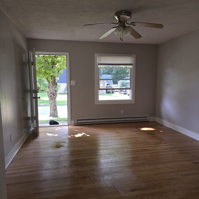 Amplia sala de estar con pisos de madera noble en toda la superficie. - 511 Reid St