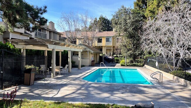 Building Photo - 2BD/2.5BA - Charming Townhome with Luxurio...