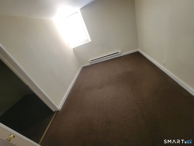 Foto del edificio - 20 Lounsbury Ave