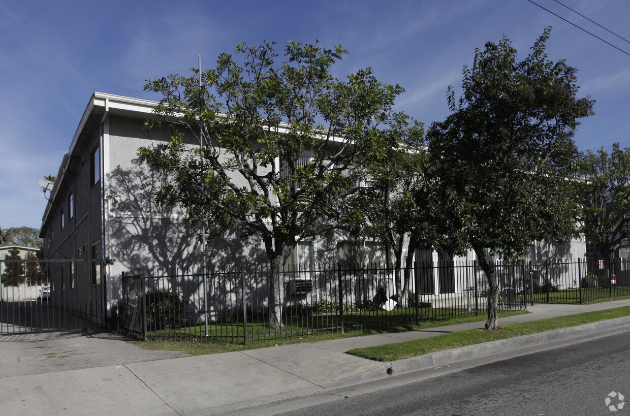 Primary Photo - 12745 Vanowen St