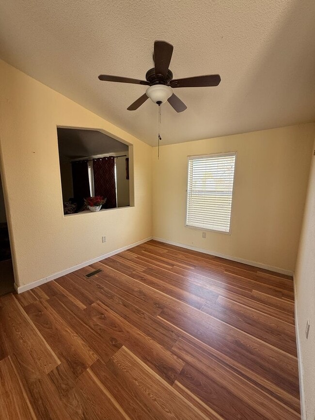Building Photo - Charming 3-bedroom, 2-bathroom manufacture...
