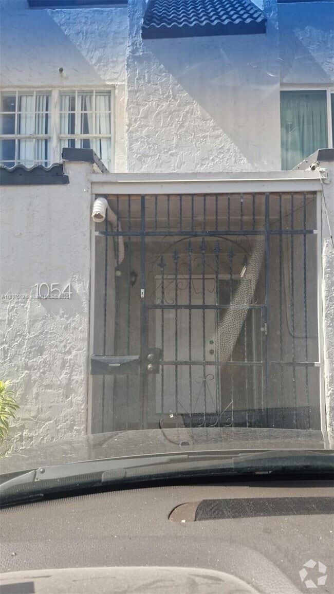 Building Photo - 1054 W 44th Terrace