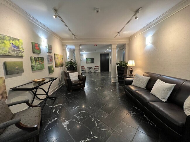 Building Photo - 2 bed 2 bath condo