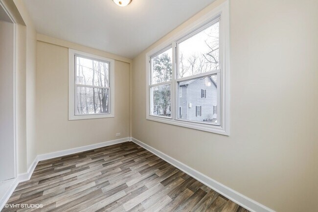 Building Photo - 328 E Liberty Dr