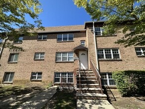 Building Photo - 147 College Dr
