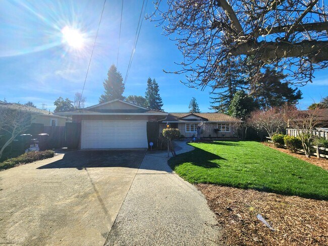 Building Photo - Charming Single Family Home Located in Sou...