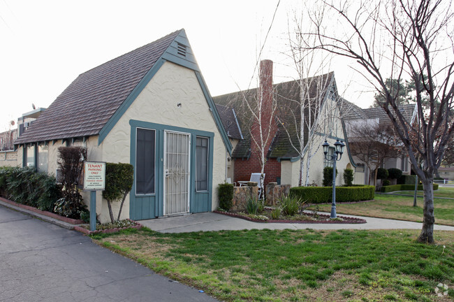 Building Photo - The Bee Apartments