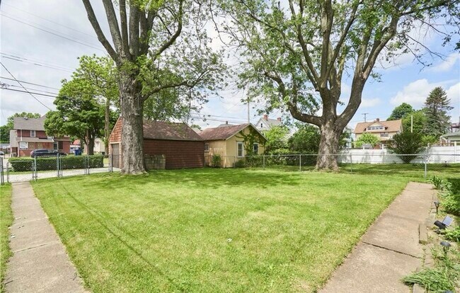 Fenced in yard - 1725 Woodland Ave NW