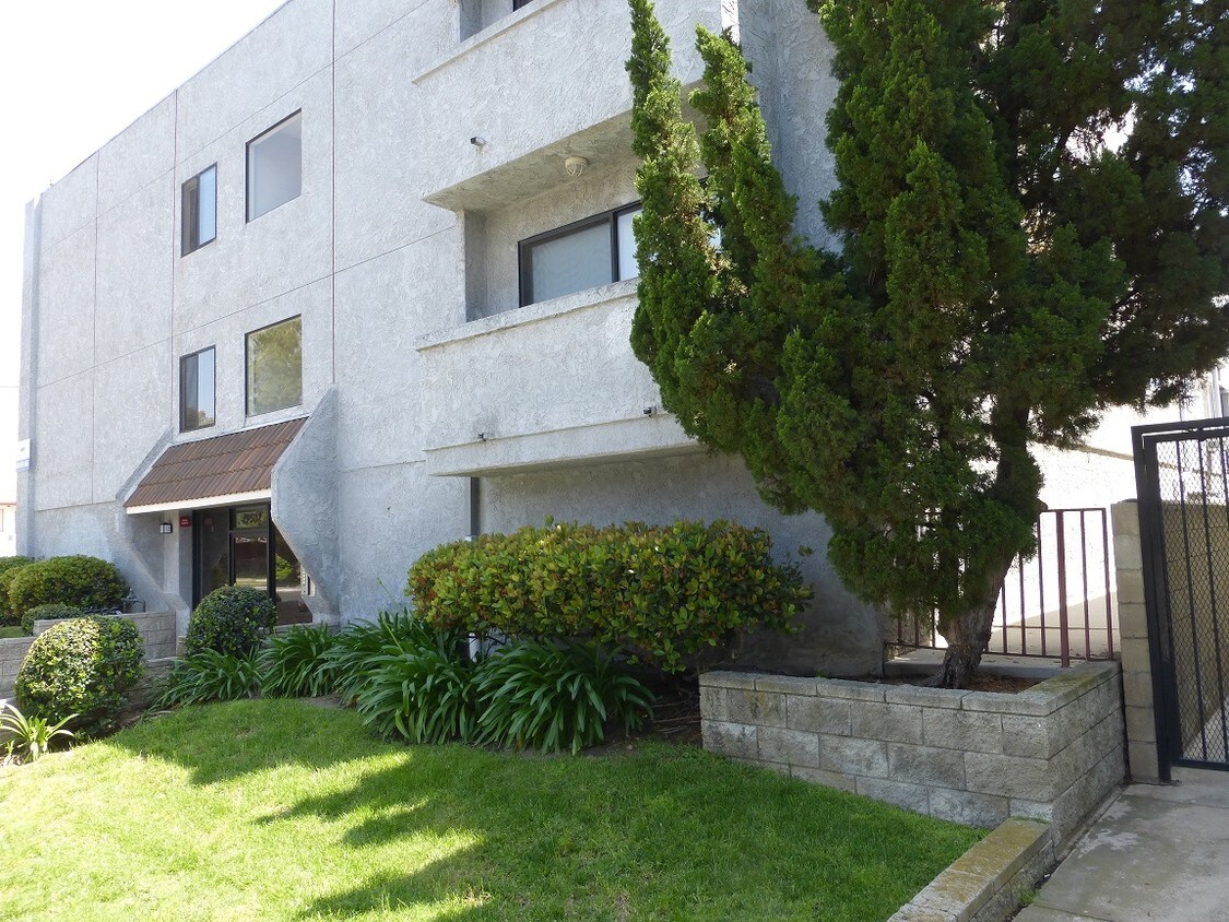 Foto principal - 17302 Chatsworth St