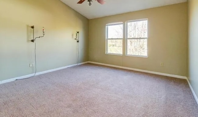 Building Photo - 500 Oak Village Dr
