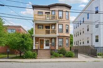Building Photo - 154 Glen St