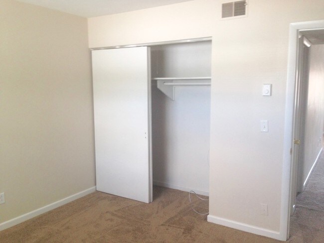 Building Photo - SPACIOUS 2 BEDROOM 1 BATH IN CHESAPEAKE!