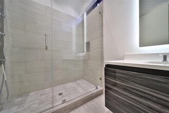 Building Photo - 819 W 24th St