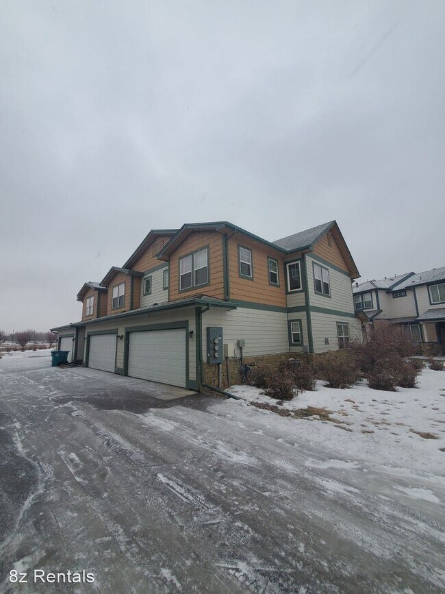 Building Photo - 3 br, 2.5 bath House - 2933 Kansas Dr #E
