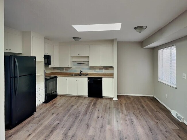 Foto del edificio - 8012 Stuart Pl