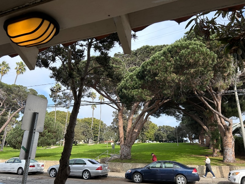 Foto del edificio - 243 Hollister Ave