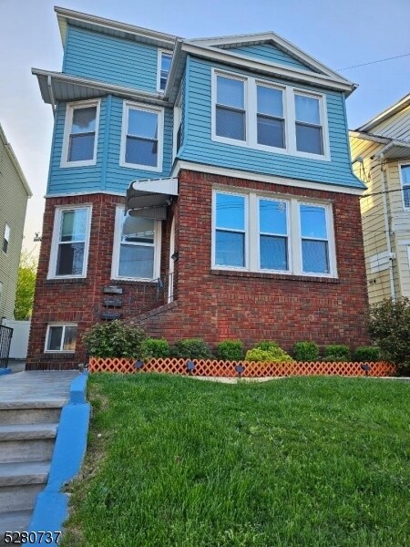 Primary Photo - 271 Davis Ave