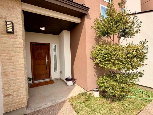 Foto del edificio - 9653 McPherson Rd