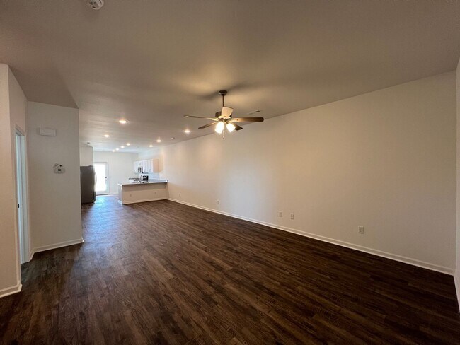 Foto del edificio - 3 Bedroom Townhome Available NOW!