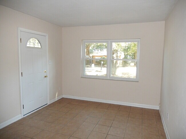 Foto del edificio - QUAINT 2/1 House w/ HUGE Fenced Yard, W/ D, & More! $1100/month Avail May 5th!