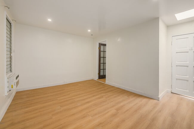 Building Photo - 1325 N Orange Dr