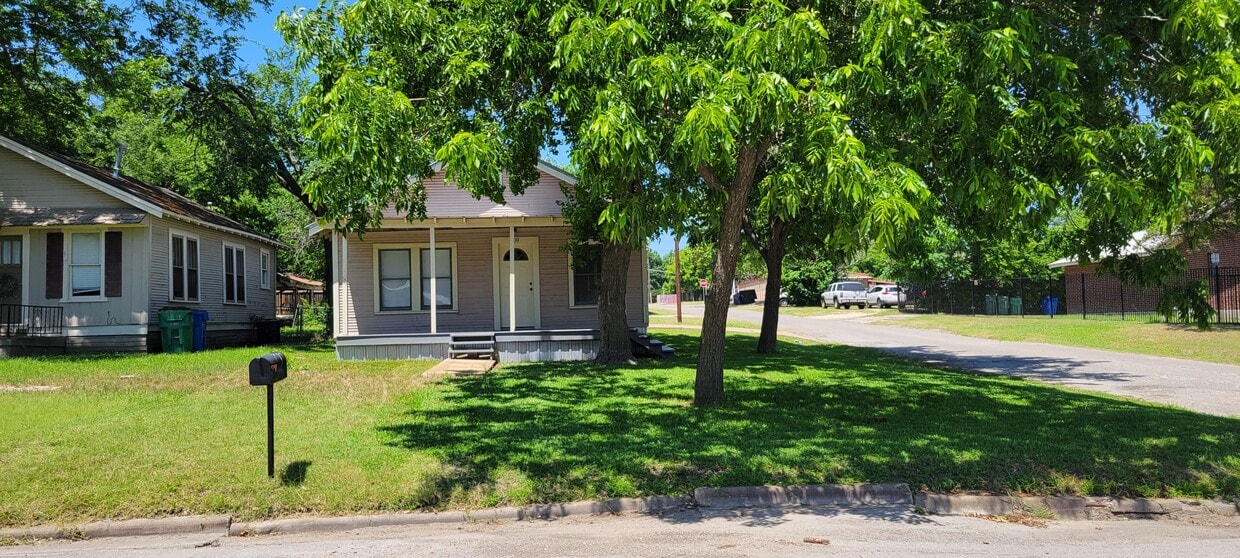 819 Porter St, Taylor, TX 76574 House Rental in Taylor, TX