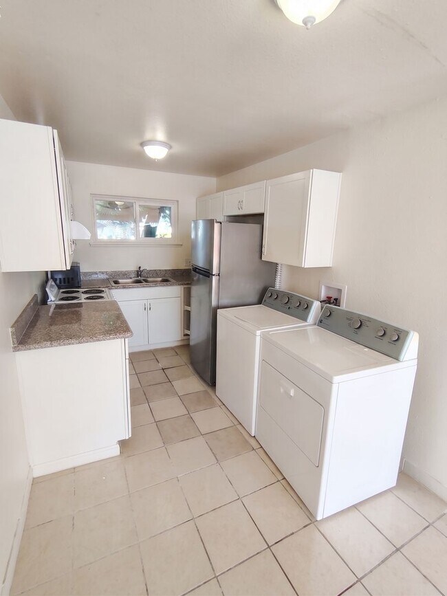 Building Photo - Spacious 4-Bed Oakland Unit w/ In-Unit Laundry & Gated Parking