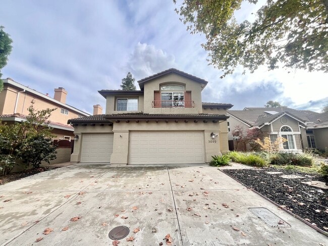 Building Photo - Bright and Spacious 3-Bed/Bath Easy Living on a Quiet Davis Street