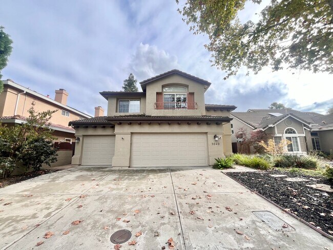 Foto del edificio - Bright and Spacious 3-Bed/Bath Easy Living on a Quiet Davis Street