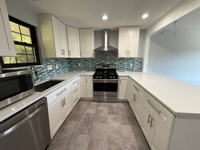 Foto del edificio - Luxury 3-Bedroom, 1-Bathroom House in Broo...