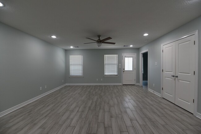 Building Photo - 5553 Hogaboom Rd
