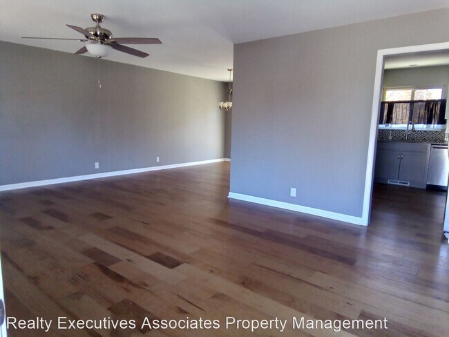 Building Photo - 3 br, 2.5 bath House - 1917 Plumb Creek Ci...