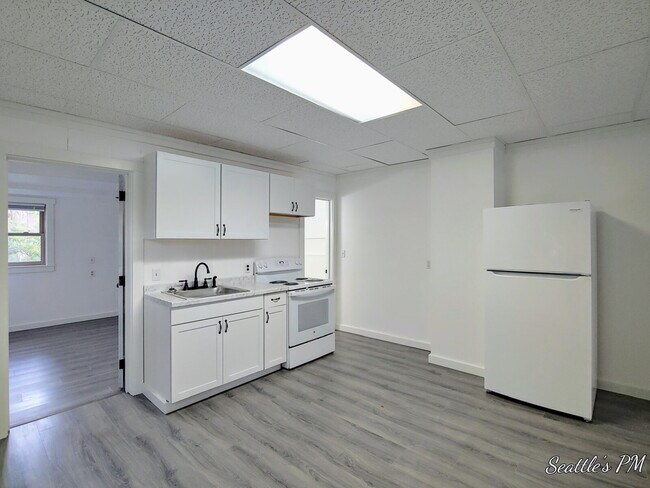 Foto del edificio - Newly Remodeled 1bdrm in Convenient Eastlake Neighborhood with Washer\Dryer and Parking
