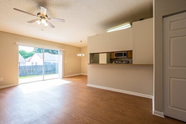 Foto del edificio - 317 Regal Park Dr