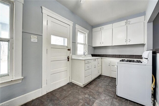 kitchen - 1377 Cove Ave