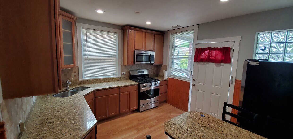 Foto principal - 4033 N Kenneth Ave