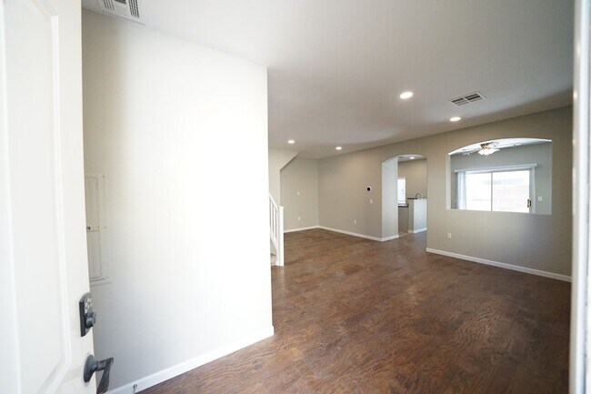 Foto del edificio - SHOWINGS AVAILABLE NOW
