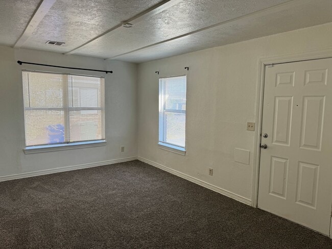 Foto del edificio - 1 bed duplex close to all things Norman! New paint, carpet and flooring!