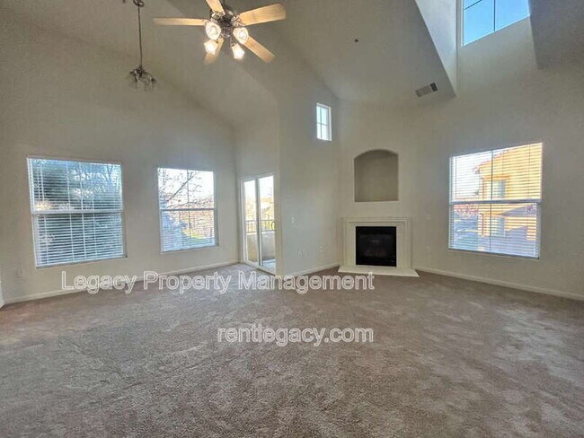 Foto del edificio - 5350 Dunlay Dr