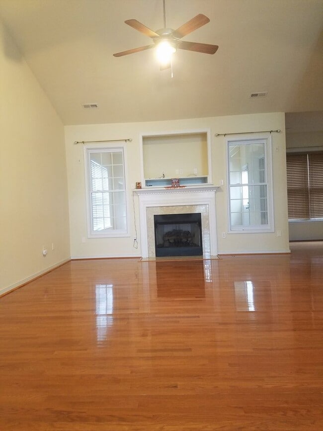 Building Photo - Beautiful transitional 4 bedroom brick ran...
