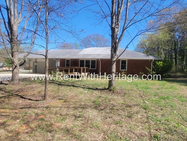 Foto del edificio - GRAMPA'S BUNGELOW - AWESOME BRICK RANCH WITH FULL UNFINISHED BASEMENT / GREAT LOCATION