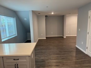 Building Photo - 1914 Holly Dr