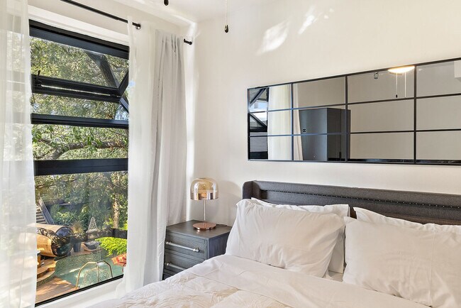Foto del edificio - 6011 Gaston Ave