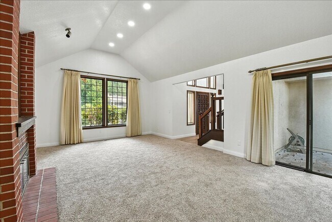 Building Photo - 3bd/2.25ba Edmonds House
