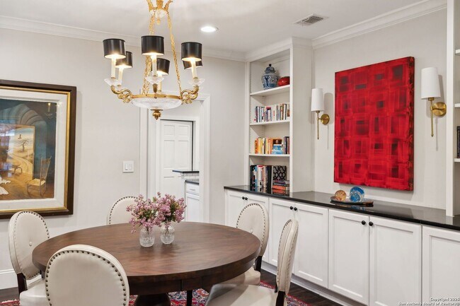 Foto del edificio - STUNNING 3-BEDROOM ALAMO HEIGHTS TOWNHOME